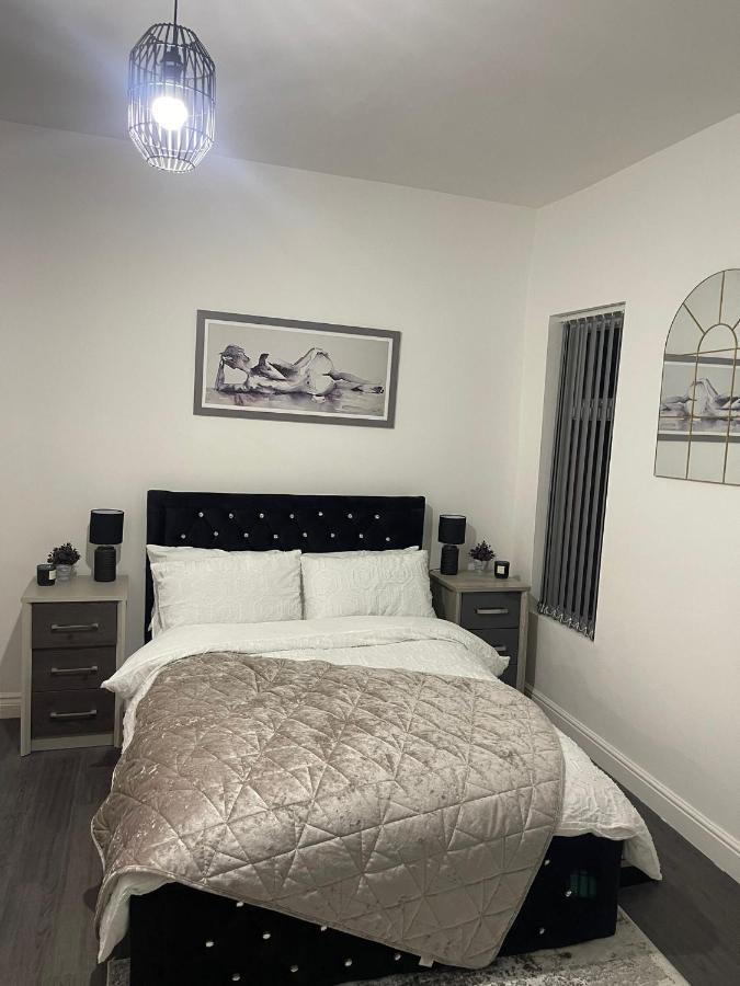 Short Stopzzz & Indoor Hot Tub Manchester Eksteriør bilde