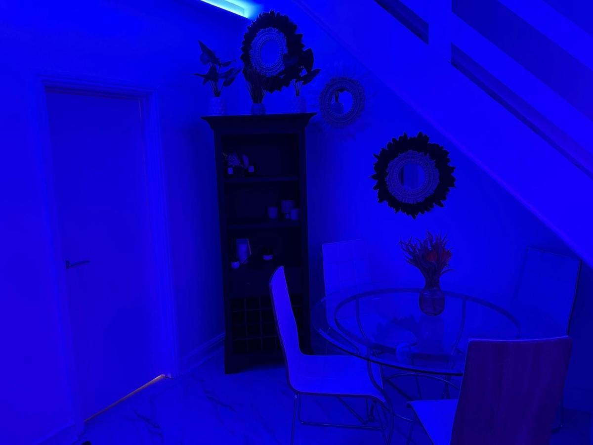 Short Stopzzz & Indoor Hot Tub Manchester Eksteriør bilde