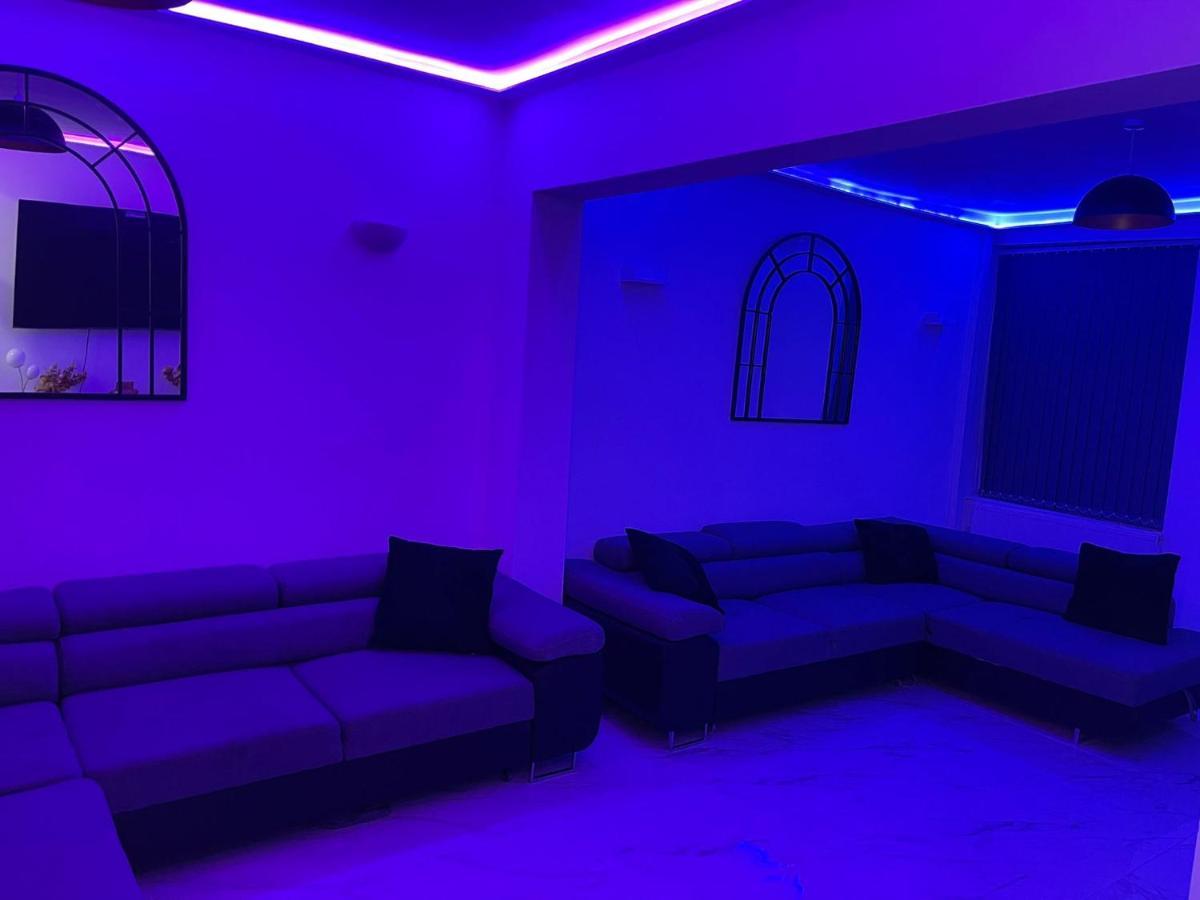 Short Stopzzz & Indoor Hot Tub Manchester Eksteriør bilde