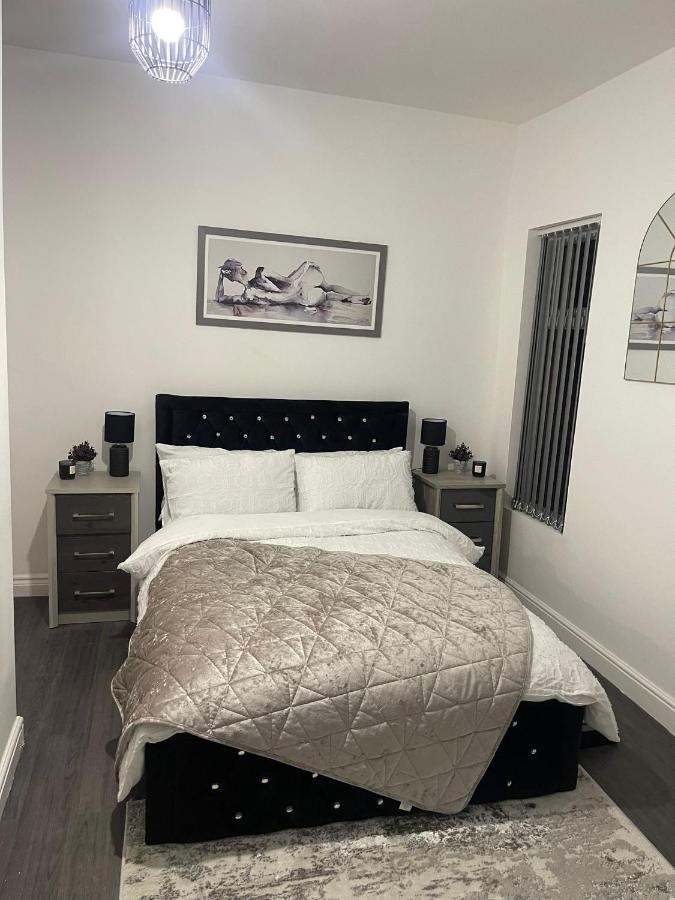 Short Stopzzz & Indoor Hot Tub Manchester Eksteriør bilde