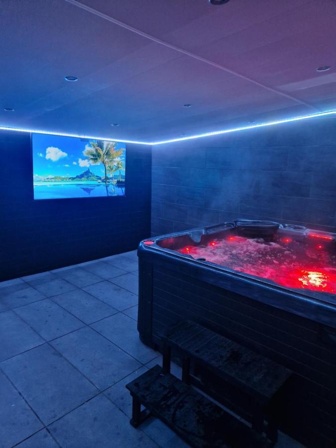 Short Stopzzz & Indoor Hot Tub Manchester Eksteriør bilde
