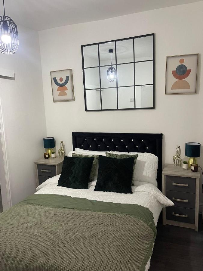 Short Stopzzz & Indoor Hot Tub Manchester Eksteriør bilde